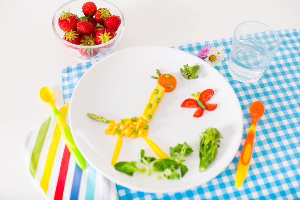 给孩子们的健康午餐。有趣的草莓沙拉图片下载