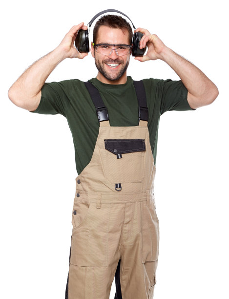 工人穿着棕色制服，戴着耳机和眼镜图片下载