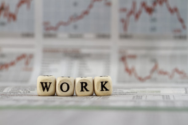 以报纸为背景的字母立方体工作词图片下载