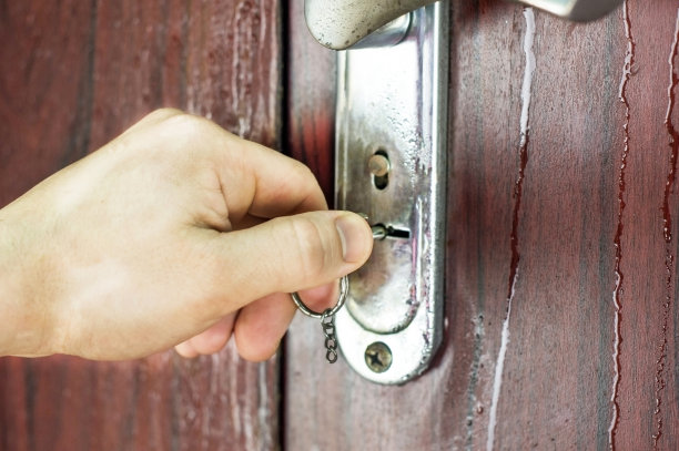 用钥匙打开锁的过程图片下载