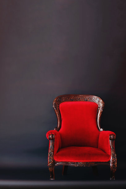 老式的红色复古扶手椅上的黑色背景图片下载