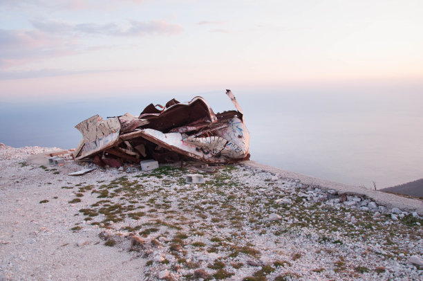 日落时海面上看到的沉船图片下载