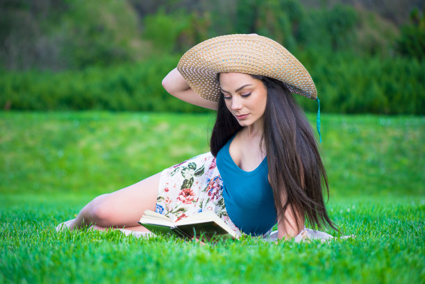 小女孩在公园看书图片下载