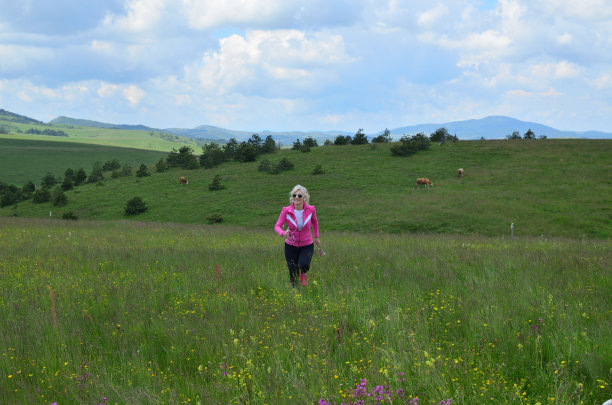 女人在草地和山丘上奔跑图片下载