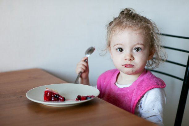 拿着一块蛋糕的女孩图片下载