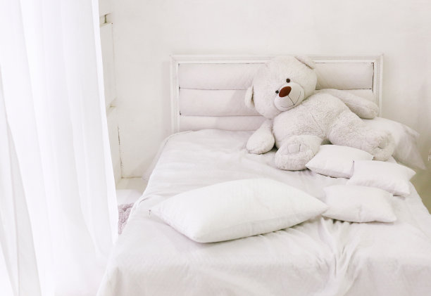 白色的房间角落，有床，泰迪熊和窗户图片下载