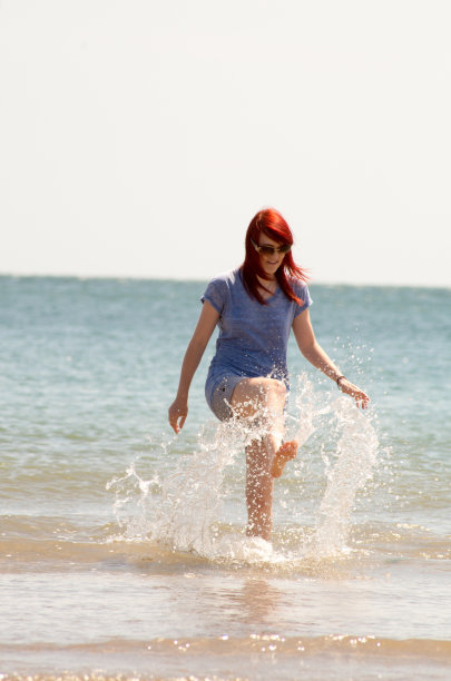 女性在海滩图片下载