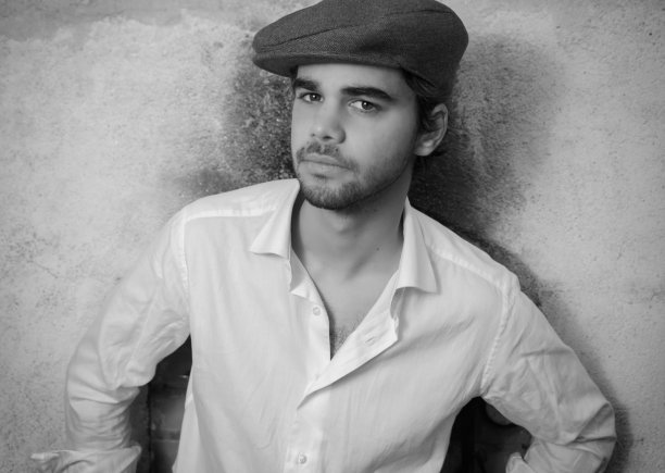 靠墙的年轻人画像图片下载