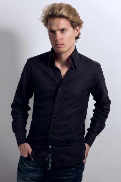 穿着黑衬衫的帅哥图片下载
