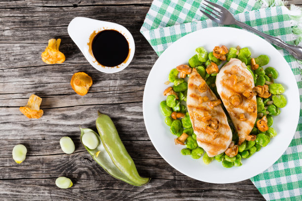 烤鸡胸肉，青豆，鸡油菌配白菜图片下载