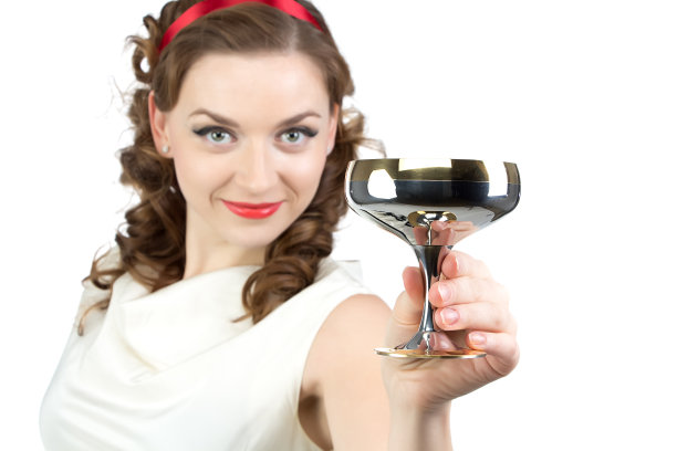 带着金属鼻烟的女人的肖像图片下载