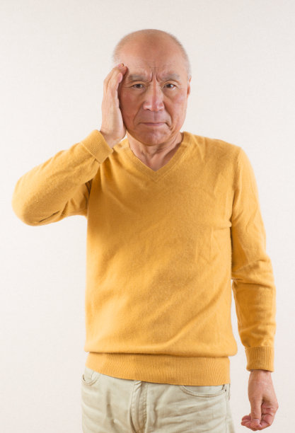 看起来很尴尬的高年级学生图片下载