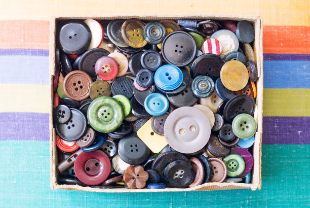 盒子里的彩色按钮图片下载