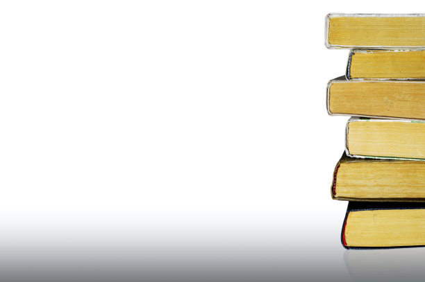 白色背景上的一堆书图片下载
