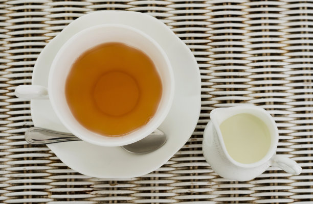 一杯茶与小牛奶罐图片下载