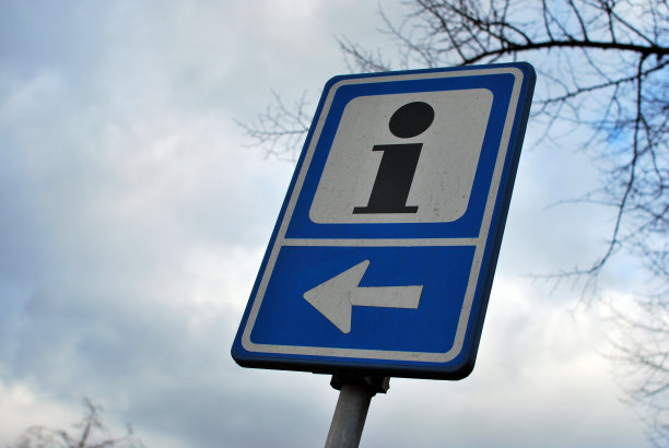 告示牌上说，向左转寻找信息图片下载