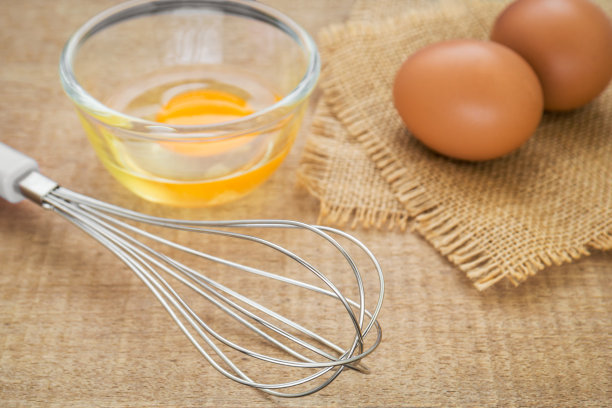 金属搅拌器和新鲜鸡蛋图片下载
