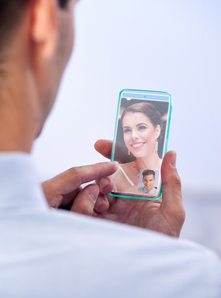 男人用未来的手机交流图片下载