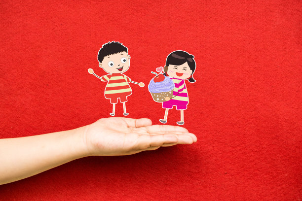 一男一女，手里拿着蛋糕图片下载