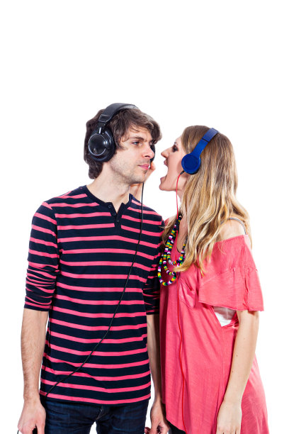 几个戴着耳机图片下载