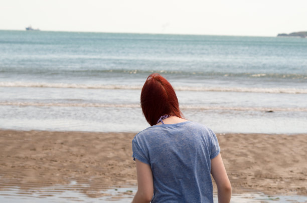 女性在海滩图片下载
