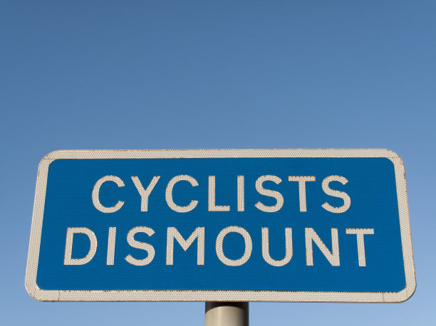 骑自行车的人下马图片下载