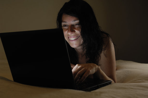 晚上上网的女人图片下载