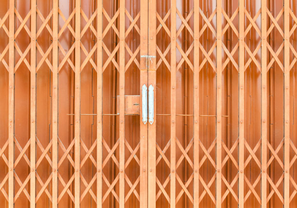 橙色的旧铁门图片下载