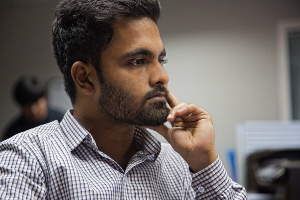 专注工作的男人图片下载