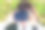 在公园里用复古相机拍照的女人图片下载