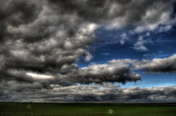 乌云和蓝天图片下载