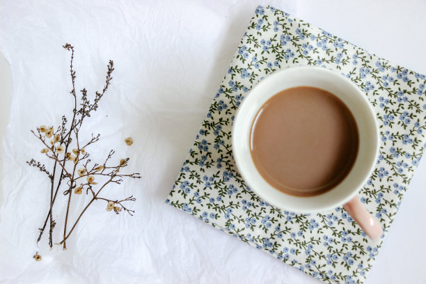 花配一杯奶茶图片下载