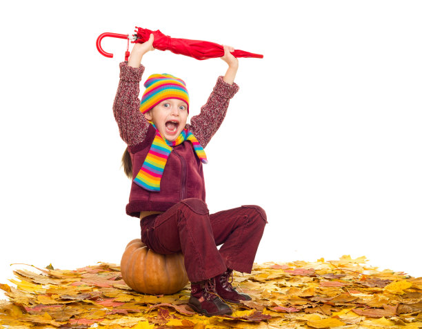 女孩拿着伞在秋叶上白了图片下载