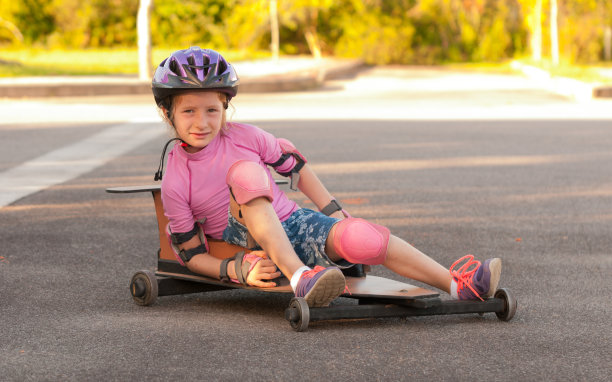 女孩和她的肥皂箱推车。图片下载