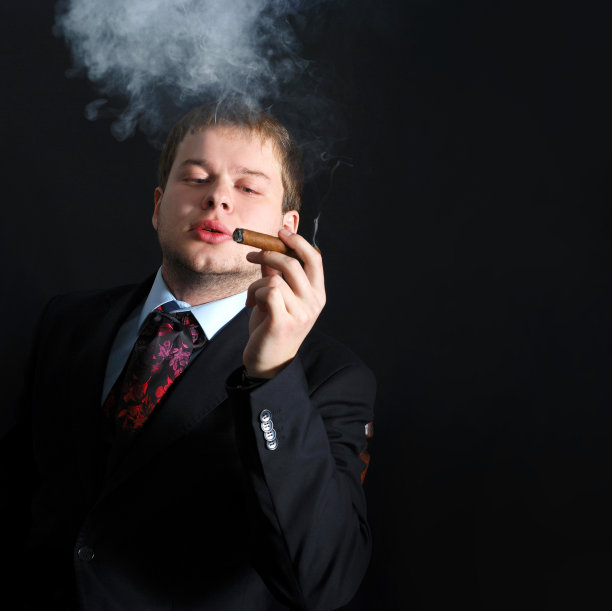 那人抽着烟量很大的雪茄。一个图片下载