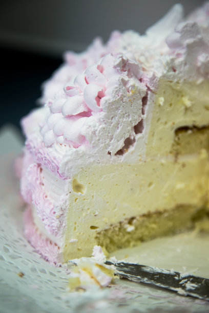 用刀切一块蛋糕图片下载