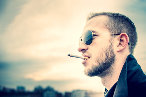 高楼屋顶上的人图片下载