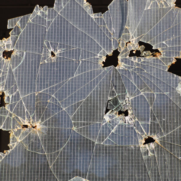 被破坏的废弃工业建筑的碎玻璃图片下载