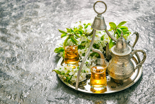 茶具壶。银盘装饰复古色调图片下载