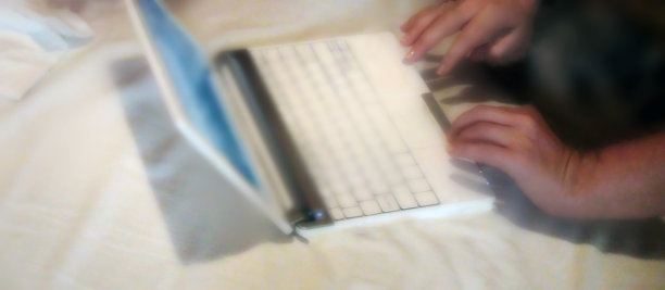 使用笔记本电脑查看邮件图片下载