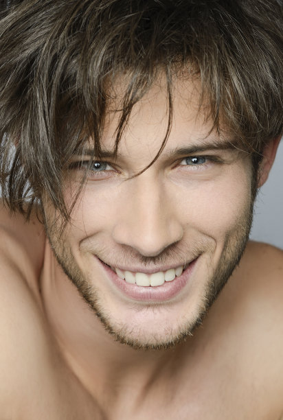 微笑的年轻人图片下载