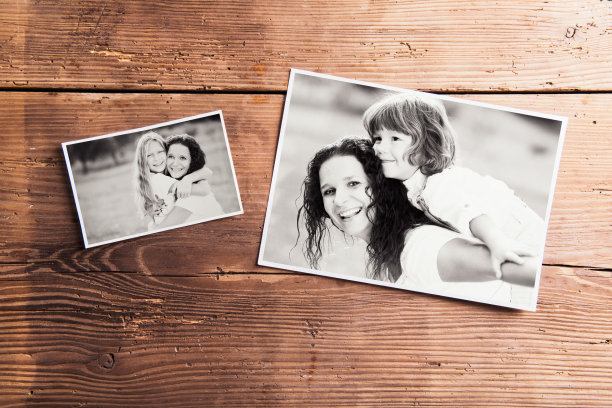 母亲节作文。黑白照片，木制背景图片下载