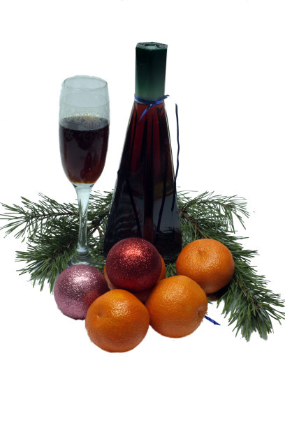 一瓶伏特加，橘子和圣诞装饰品图片下载