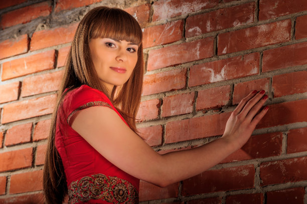 年轻女孩在工作室摆姿势图片下载