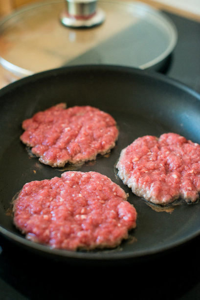 平底锅里的碎牛肉饼。图片下载