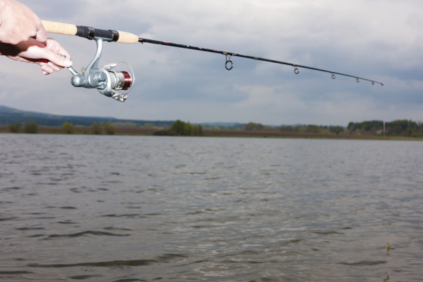 钓鱼的女人图片下载