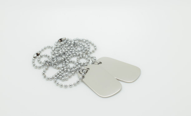 军事身份识别标签接近白色背景图片下载