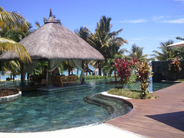 马尔代夫岛上的豪华游泳池图片下载