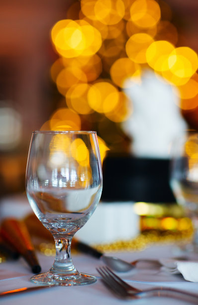 为圣诞晚会准备餐桌图片下载