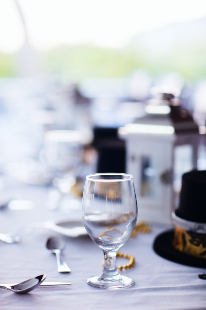 为圣诞晚会准备餐桌图片下载